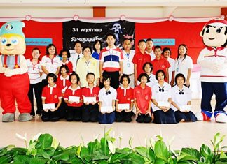 Mayor Itthiphol Kunplome, city officials, teachers and students participate in World No Tobacco Day activities.